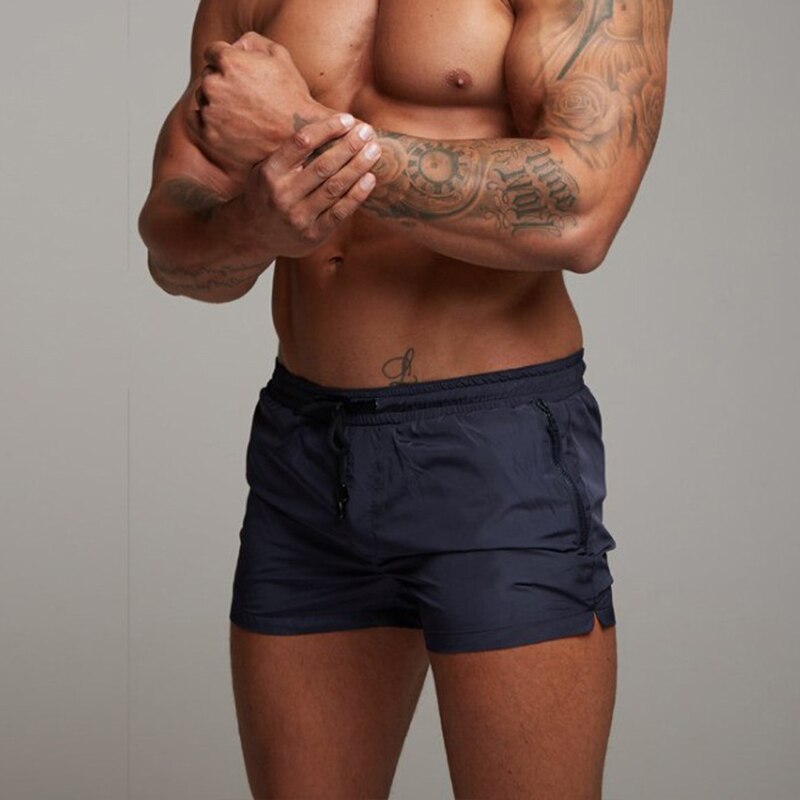 Liam Swim Trunks | Upgrade je zomerstijl met onze must-have zwembroek in de kleur Zwart voor heren in Beach stijl ideaal voor de zomer.