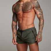 Liam Swim Trunks | Upgrade je zomerstijl met onze must-have zwembroek in de kleur Zwart voor heren in Beach stijl ideaal voor de zomer.