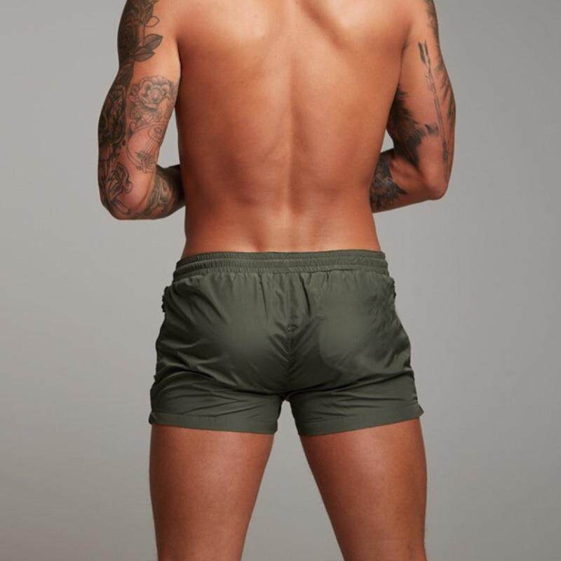 Liam Swim Trunks | Upgrade je zomerstijl met onze must-have zwembroek in de kleur Zwart voor heren in Beach stijl ideaal voor de zomer.