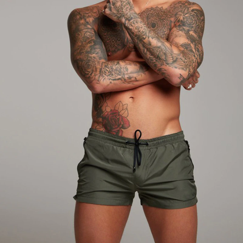 Liam Swim Trunks | Upgrade je zomerstijl met onze must-have zwembroek in de kleur Legergroen voor heren in Beach stijl ideaal voor de zomer.