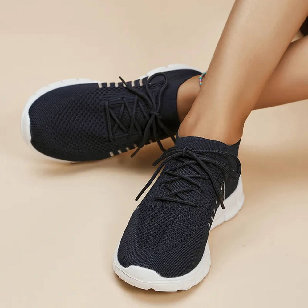 Lichtgewicht ademende orthopedische hardloopschoenen in de kleur Zwart voor dames in stijl geschikt voor alle seizoenen.