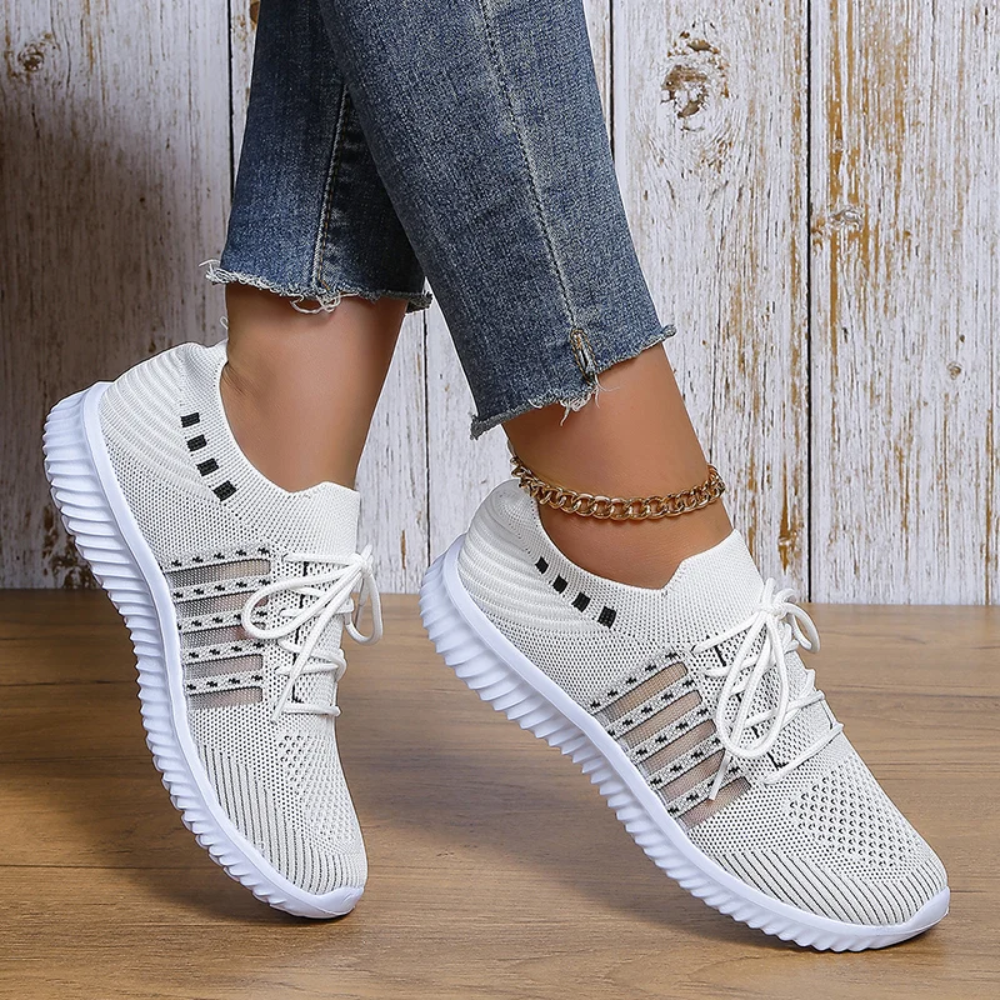 Lichtgewicht ademende orthopedische hardloopschoenen in de kleur Wit voor dames in stijl geschikt voor alle seizoenen.