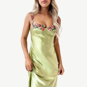 Lila | Zijden Slipjurk in de kleur Groen voor dames in stijl ideaal voor de lente.