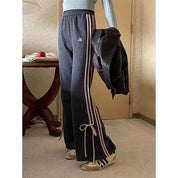 Liselotte | Joggingbroek met wijde pijpen in de kleur Grijs voor dames in Lounge stijl ideaal voor de lente.
