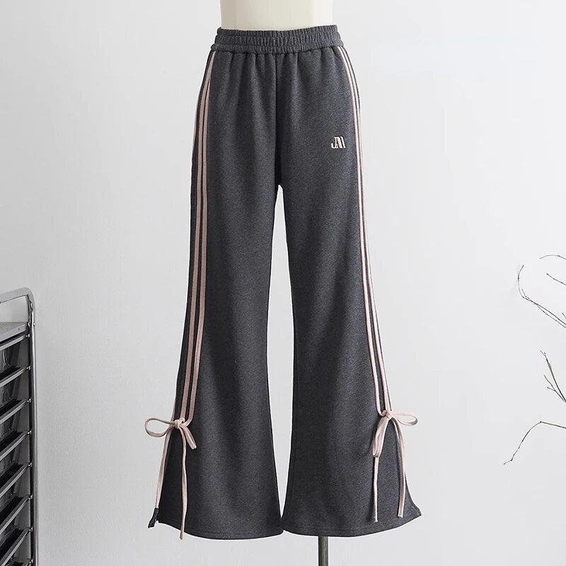 Liselotte | Joggingbroek met wijde pijpen in de kleur Grijs voor dames in Lounge stijl ideaal voor de lente.