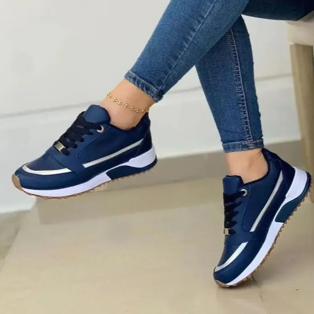 Liv | Sportieve leren damesschoenen met zachte witte zool in de kleur Blauw voor dames in Lounge stijl geschikt voor alle seizoenen.