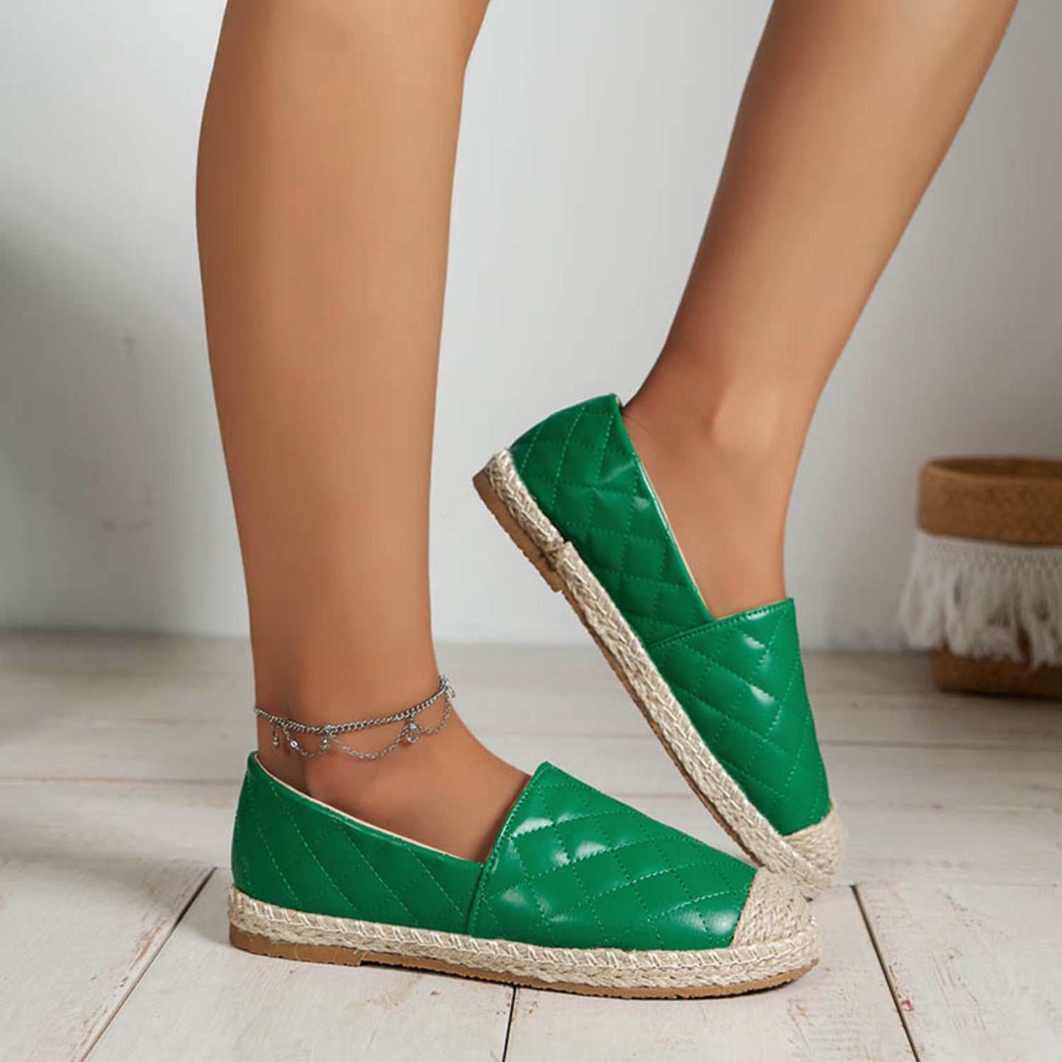 Lobke | Ademende espadrilles met gevlochten touw patch in de kleur Groen voor dames in Beach stijl ideaal voor de zomer.