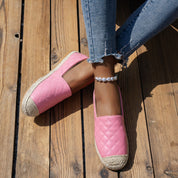 Lobke | Ademende espadrilles met gevlochten touw patch in de kleur Roze voor dames in Beach stijl ideaal voor de zomer.