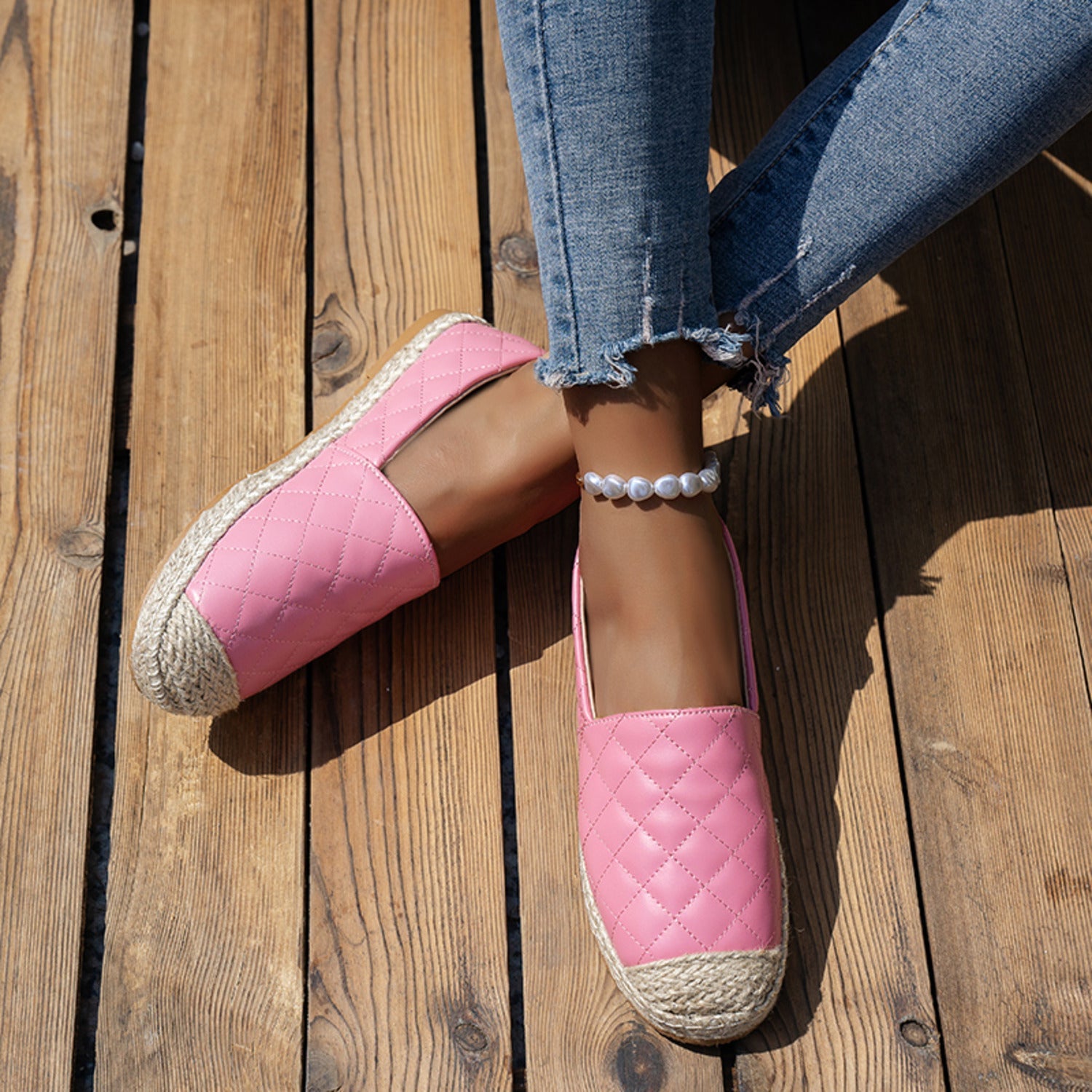 Lobke | Ademende espadrilles met gevlochten touw patch in de kleur Roze voor dames in Beach stijl ideaal voor de zomer.