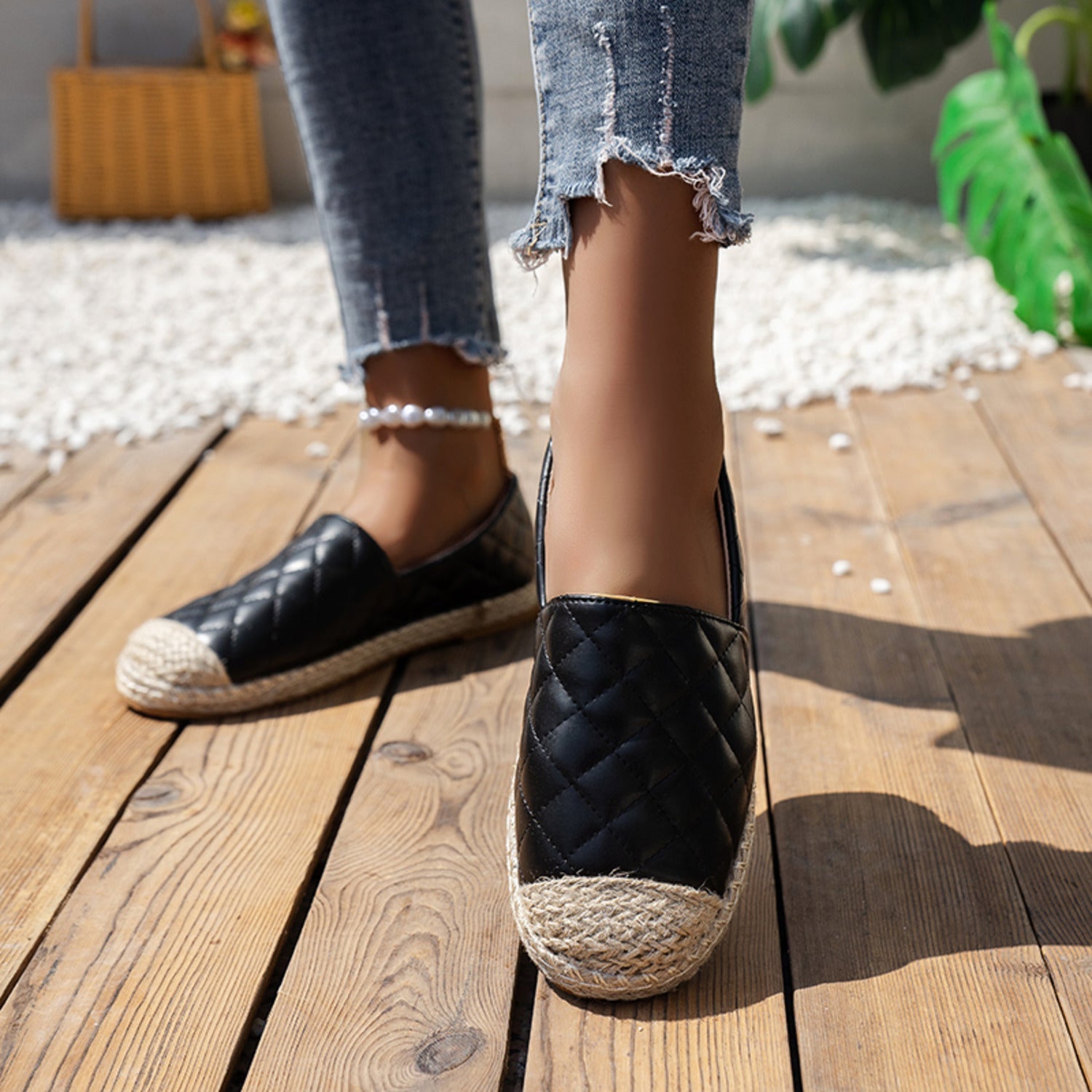 Lobke | Ademende espadrilles met gevlochten touw patch in de kleur Zwart voor dames in Beach stijl ideaal voor de zomer.