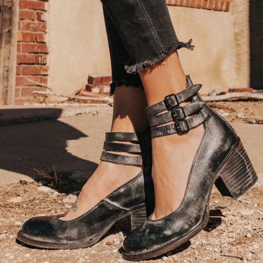 Loeki | Comfortabele en stijlvolle hakken in de kleur Zwart voor dames in stijl ideaal voor de herfst.