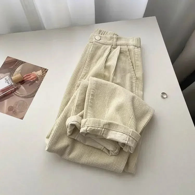 Loes | Retro corduroy broek met hoge taille voor dames in de kleur Abrikoos voor dames in stijl geschikt voor alle seizoenen.