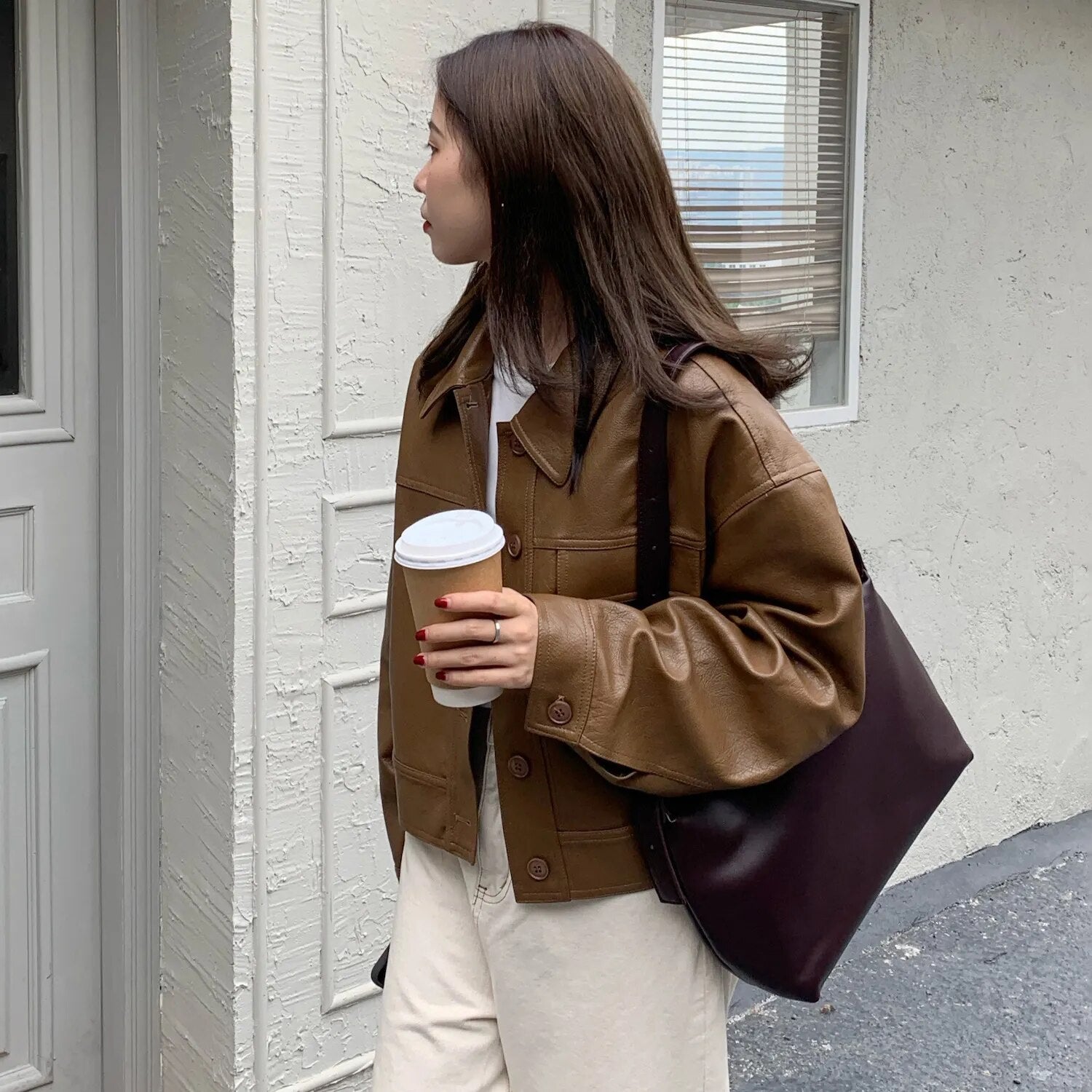 Loïs | Klassiek lereen damesjack met knopen in de kleur Bruin voor dames in Heritage stijl ideaal voor de herfst.