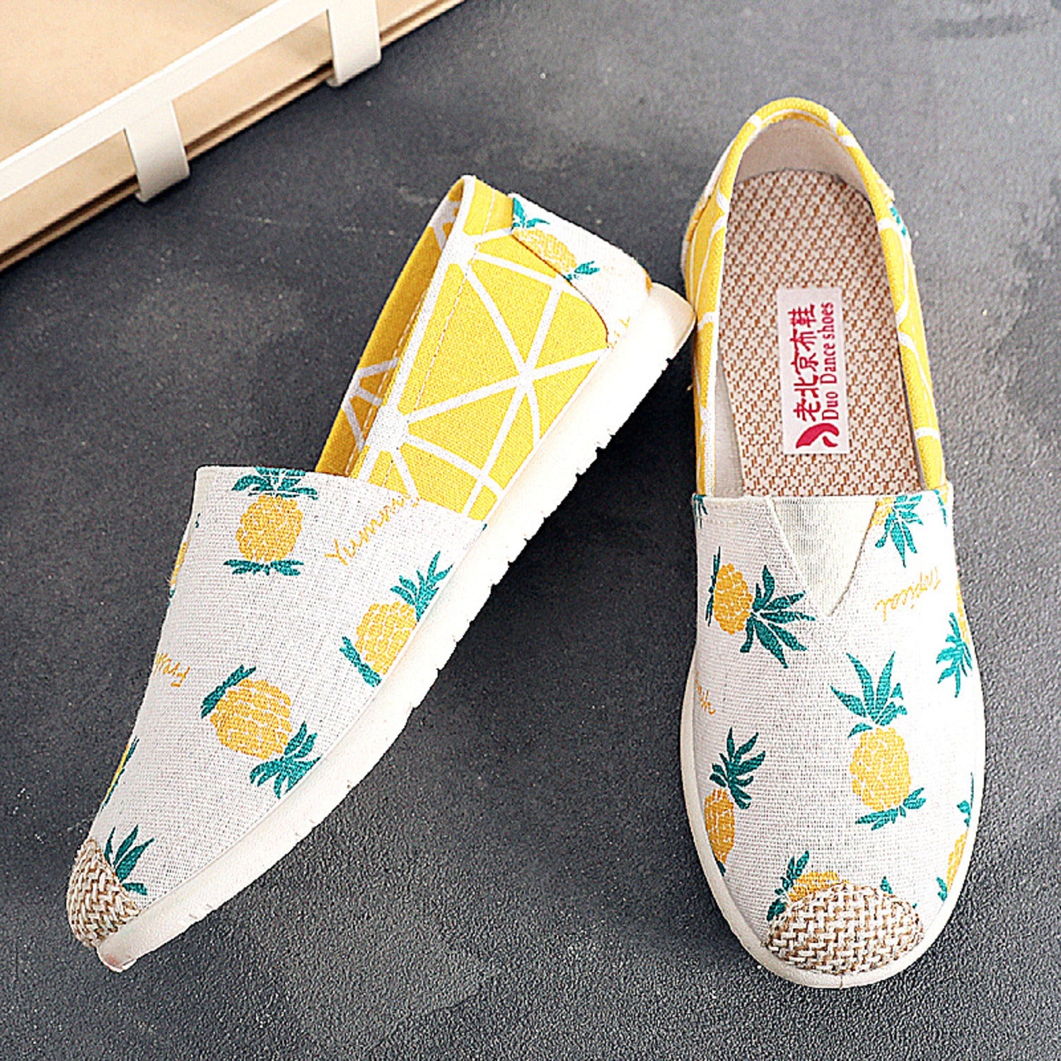 Loïs | Platte canvas espadrilles met boheemse print in de kleur Wit/Geel voor dames in Beach stijl ideaal voor de zomer.
