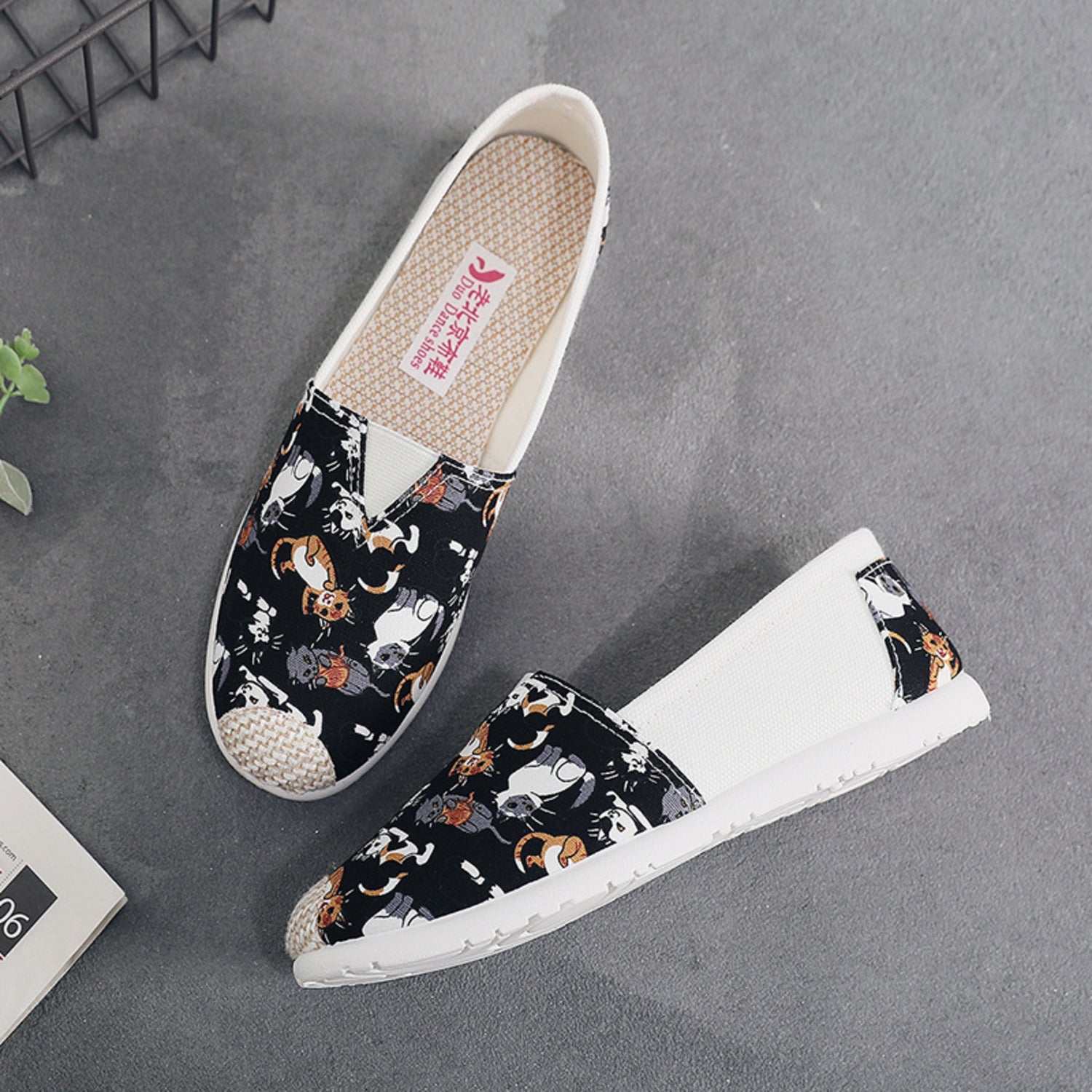 Loïs | Platte canvas espadrilles met boheemse print in de kleur Zwart voor dames in Beach stijl ideaal voor de zomer.