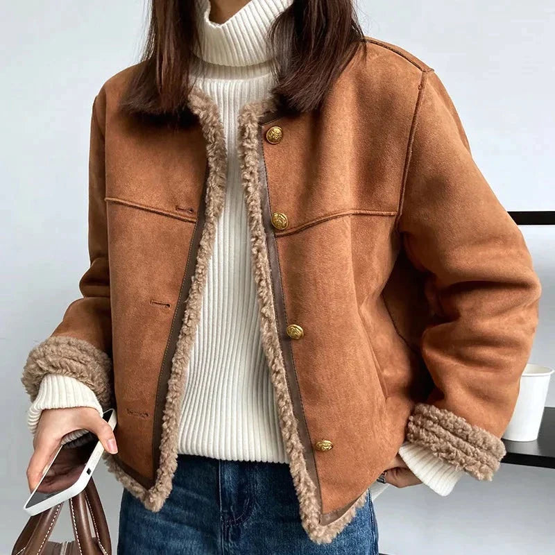 Lola | Luxe fleece jas in de kleur Bruin voor dames in stijl ideaal voor de herfst.