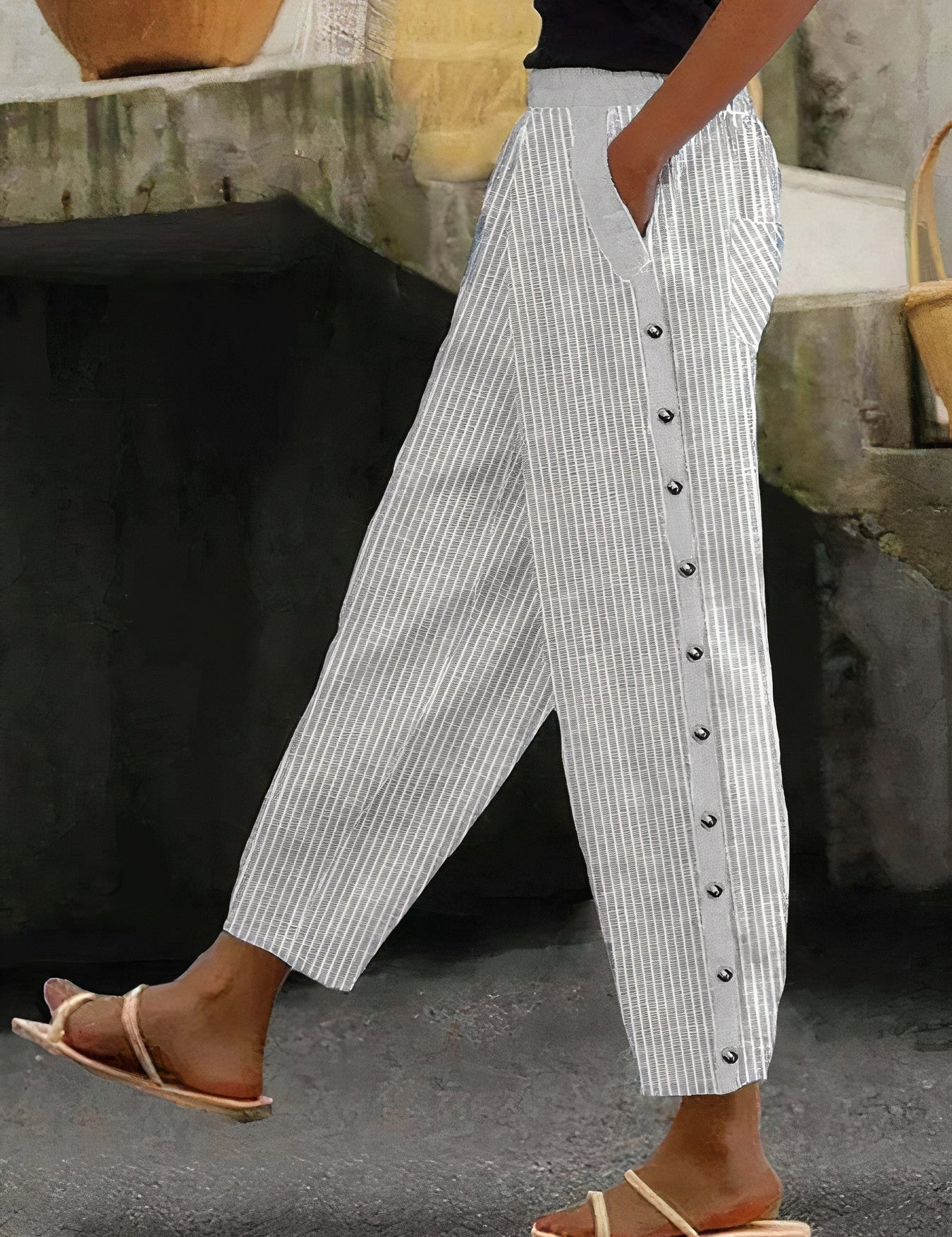 De Lotte casual broek voegt moeiteloos een vleugje zelfvertrouwen toe aan jouw dagelijkse outfits. Ontworpen met aandacht voor zowel mode als comfort, is deze broek perfect voor diverse gelegenheden. Gemaakt van hoogwaardige materialen met een elegant en uniek design, biedt de broek zowel verfijning als duurzame kwaliteit.