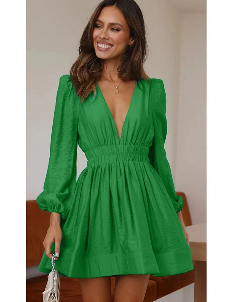 feestelijke mini-jurk, een perfecte combinatie van stijl en comfort. Ontworpen met aandacht voor elegantie en bewegingsvrijheid, zodat je er tijdens feestelijke gelegenheden moeiteloos chic uit kunt zien. Hoogwaardige materialen voor een luxueuze uitstraling en een slank silhouet dat je rondingen accentueert.