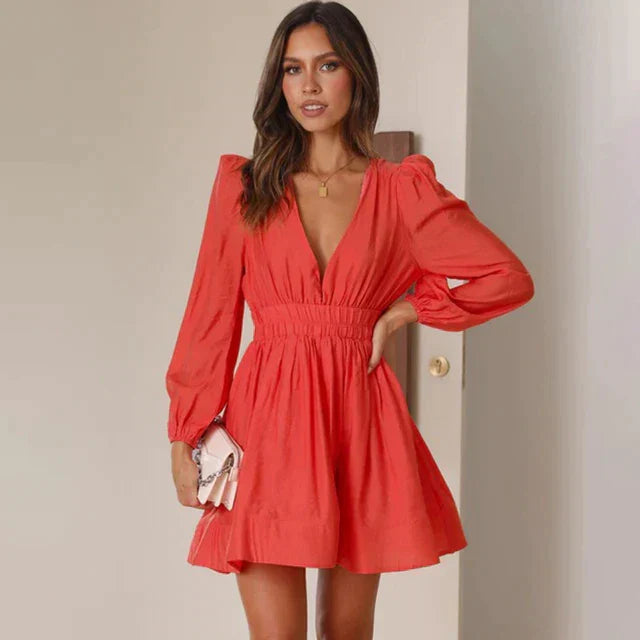 feestelijke mini-jurk, een perfecte combinatie van stijl en comfort. Ontworpen met aandacht voor elegantie en bewegingsvrijheid, zodat je er tijdens feestelijke gelegenheden moeiteloos chic uit kunt zien. Hoogwaardige materialen voor een luxueuze uitstraling en een slank silhouet dat je rondingen accentueert.