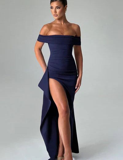 Maxi jurk gemaakt van luxe stretchcrêpestof, met een vintage off-shoulder bardot-pasvorm en elegante ruches voor een stijlvolle uitstraling. Ervaar de perfecte combinatie van comfort en elegantie.