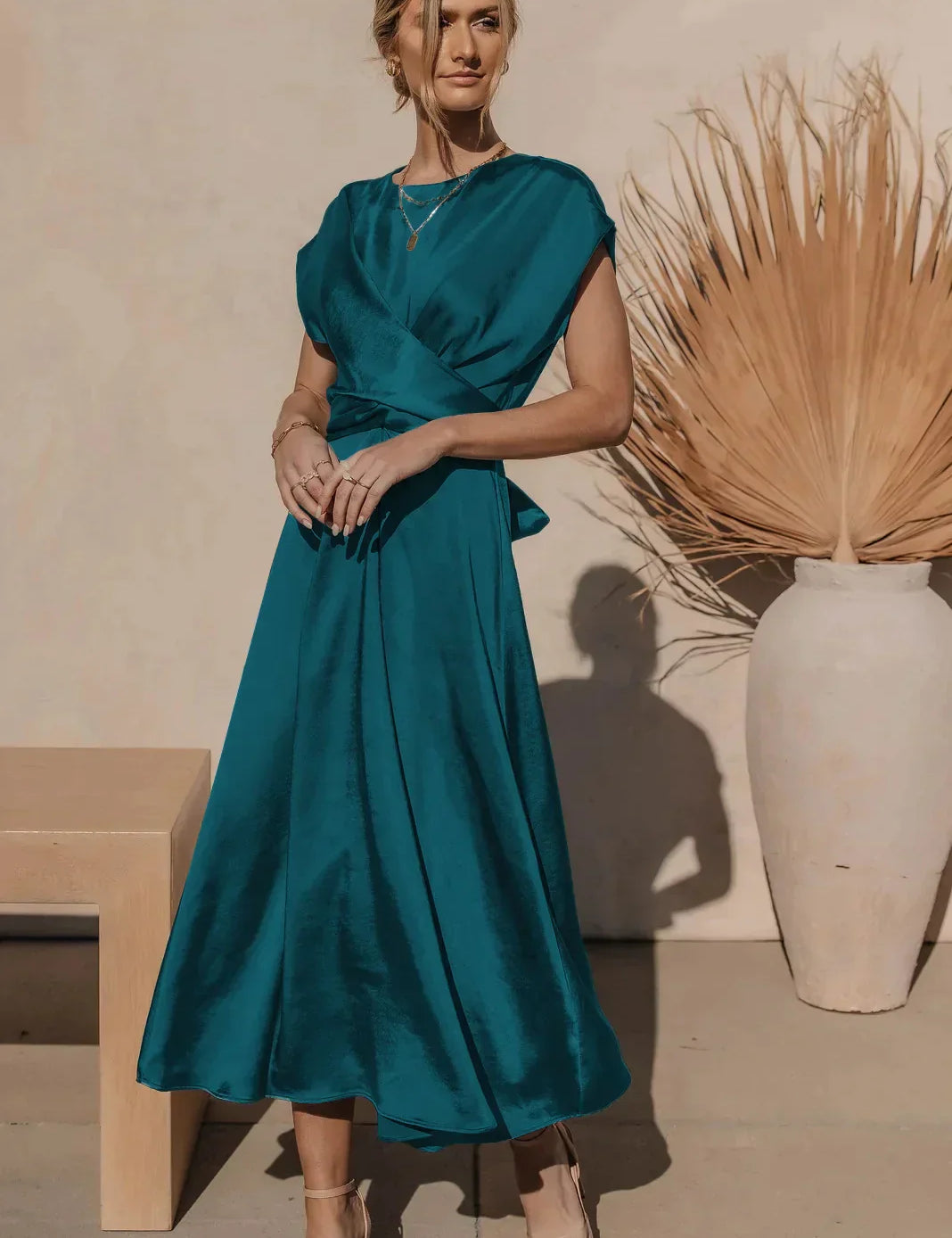 Elegante feestjurk gemaakt van hoogwaardig satijnzijde, perfect voor speciale gelegenheden. Het flatterende en vrouwelijke ontwerp laat prachtig de vormen uitkomen en straalt een luxe uitstraling uit.