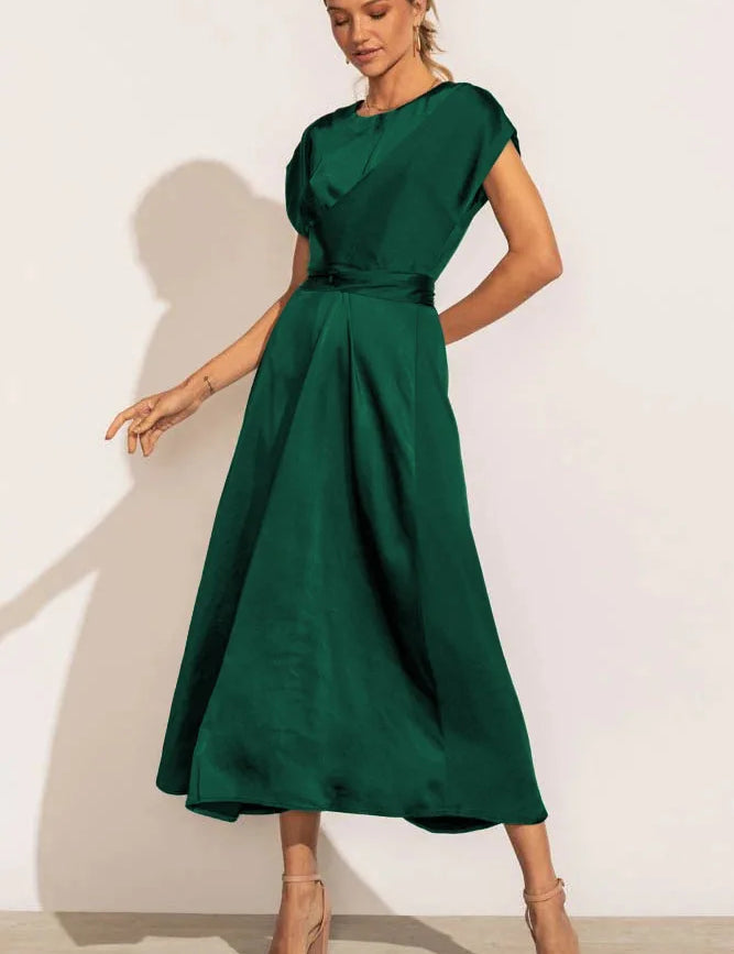 Elegante feestjurk gemaakt van hoogwaardig satijnzijde, perfect voor speciale gelegenheden. Het flatterende en vrouwelijke ontwerp laat prachtig de vormen uitkomen en straalt een luxe uitstraling uit.