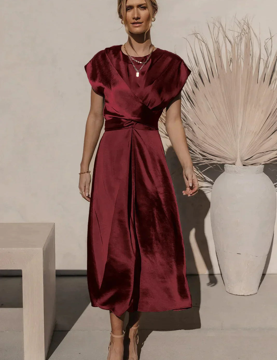 Elegante feestjurk gemaakt van hoogwaardig satijnzijde, perfect voor speciale gelegenheden. Het flatterende en vrouwelijke ontwerp laat prachtig de vormen uitkomen en straalt een luxe uitstraling uit.