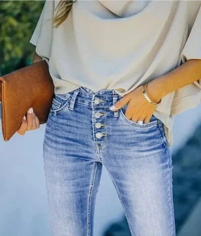 lotte-high-waist-spijkerbroek-in-stijl-deqalli-2.webp