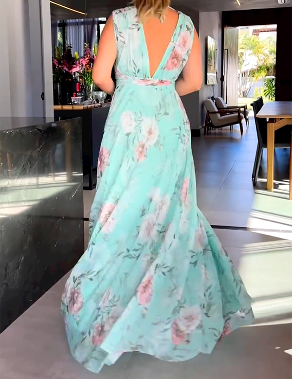 Lotte | Jurk met elegante V-halslijn in de kleur Groen voor dames in stijl ideaal voor de lente.