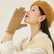 Lotte | Klassieke & veelzijdige suède handschoenen in de kleur Khaki voor dames in Heritage stijl ideaal voor de winter