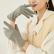 Lotte | Klassieke & veelzijdige suède handschoenen in de kleur Khaki voor dames in Heritage stijl ideaal voor de winter
