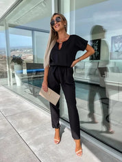 Korte jumpsuit - een perfecte combinatie van stijl en comfort. Deze veelzijdige jumpsuit heeft op maat gemaakte korte mouwen en een flatterende pasvorm voor elk figuur, gemaakt van hoogwaardig, lichtgewicht materiaal voor ultiem comfort.