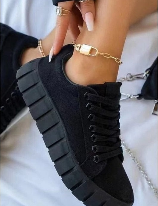 Stijlvolle lage sneaker met stevige zool voor extra ondersteuning en gewatteerde enkelkraag voor maximaal comfort. Ideaal voor een trendy uitstraling.