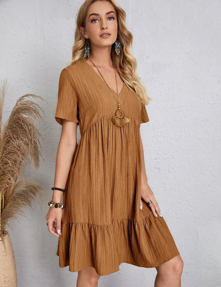 Losvallende zomerjurk gemaakt van licht en ademend materiaal, met een losse pasvorm voor ultiem comfort. De zachte stof en het elegante, speelse design maken deze jurk ideaal voor diverse zomerse gelegenheden.