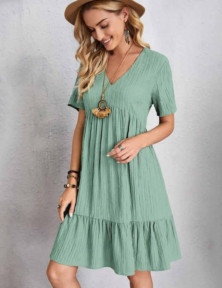 Losvallende zomerjurk gemaakt van licht en ademend materiaal, met een losse pasvorm voor ultiem comfort. De zachte stof en het elegante, speelse design maken deze jurk ideaal voor diverse zomerse gelegenheden.