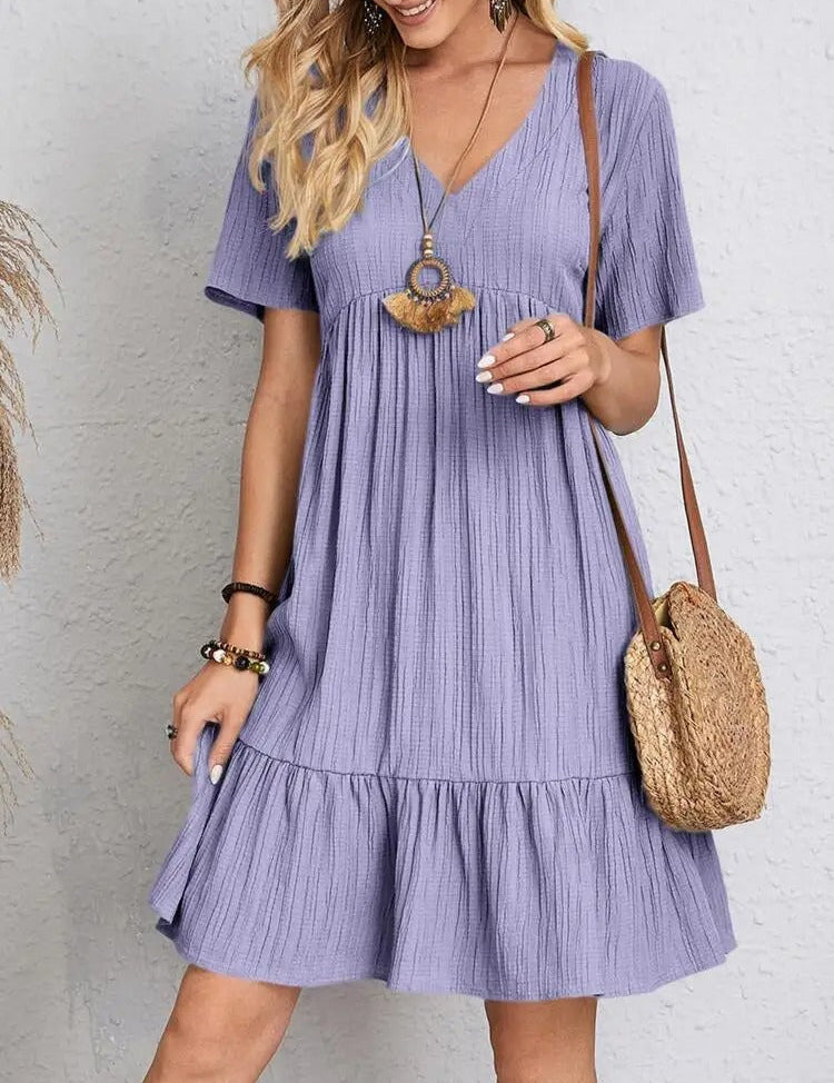 Losvallende zomerjurk gemaakt van licht en ademend materiaal, met een losse pasvorm voor ultiem comfort. De zachte stof en het elegante, speelse design maken deze jurk ideaal voor diverse zomerse gelegenheden.