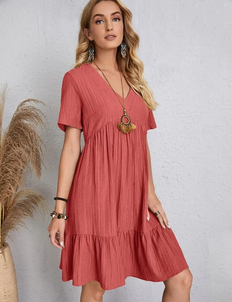 Losvallende zomerjurk gemaakt van licht en ademend materiaal, met een losse pasvorm voor ultiem comfort. De zachte stof en het elegante, speelse design maken deze jurk ideaal voor diverse zomerse gelegenheden.