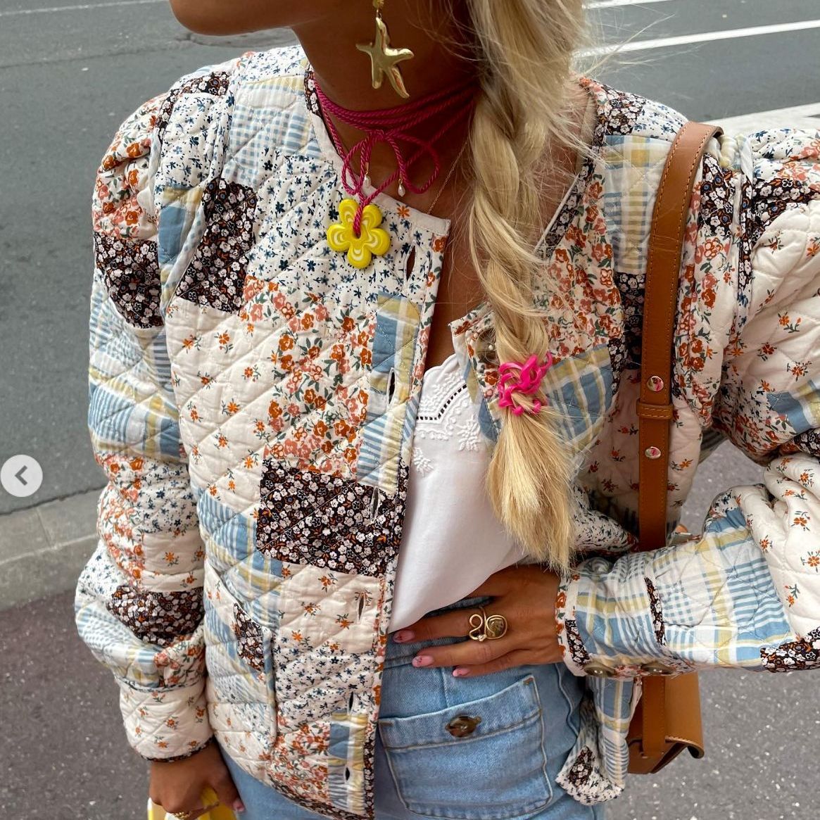 Lotte Vintage chique vest. in de kleur Beige voor dames in stijl ideaal voor de herfst.