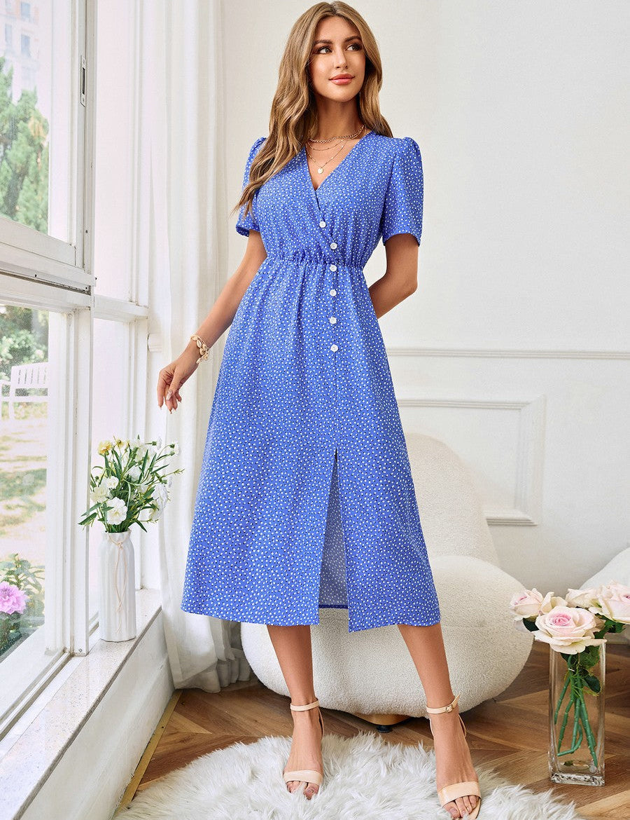 Blauwe midi-jurk met print uit de Louise collectie. Voorzien van korte mouwen, overslagachtige V-hals, elastische tailleband, knopen en een split voor een trendy look. Gemaakt van soepele stof voor een prettig draagcomfort. Perfect voor diverse gelegenheden en biedt een moeiteloos chique uitstraling.