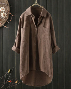 Deze blouse is een stijlvolle toevoeging aan elke outfit. Met een losvallende pasvorm en lange mouwen biedt deze blouse comfort en elegantie in één. Gemaakt van katoen en linnen, geschikt voor zowel informele als zakelijke gelegenheden.