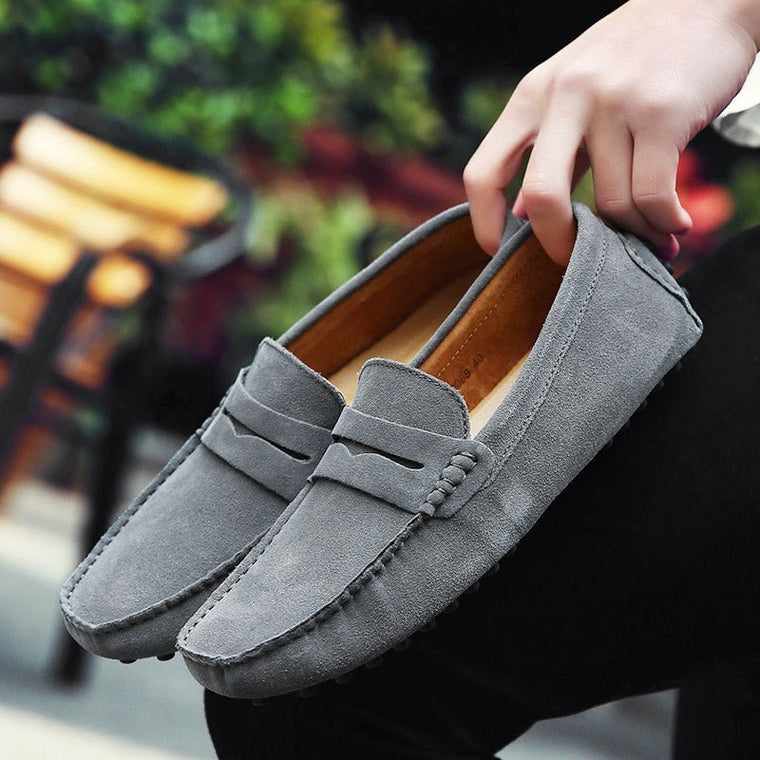 Luca | Slipvrije Italiaanse mannen instap loafers van suede en rubber in de kleur Grijs voor heren in Heritage stijl ideaal voor de lente.