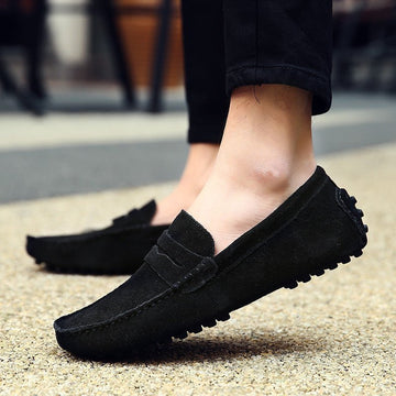 Luca | Slipvrije Italiaanse mannen instap loafers van suede en rubber in de kleur Zwart voor heren in Heritage stijl ideaal voor de lente.