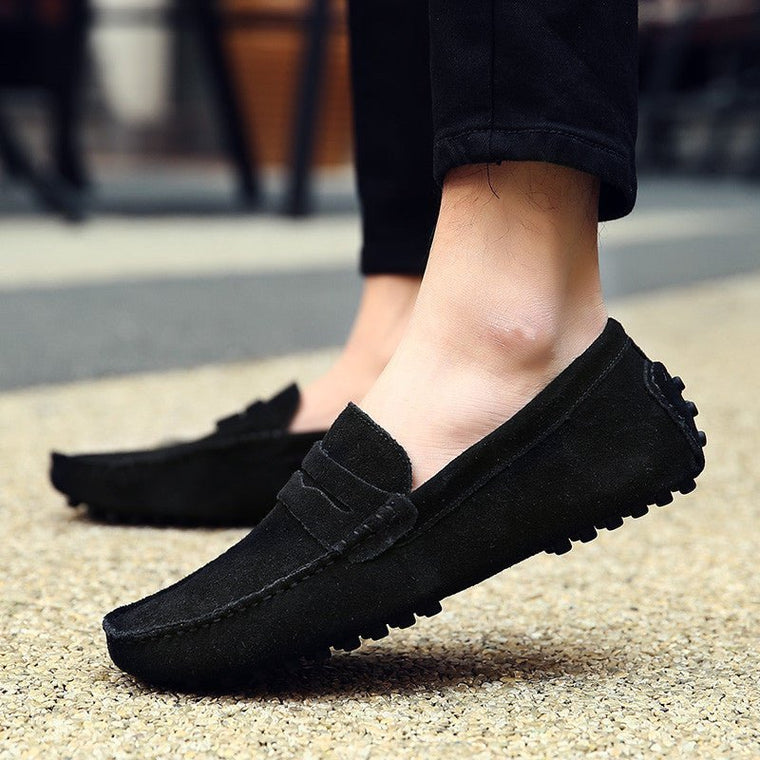 Luca | Slipvrije Italiaanse mannen instap loafers van suede en rubber in de kleur Zwart voor heren in Heritage stijl ideaal voor de lente.