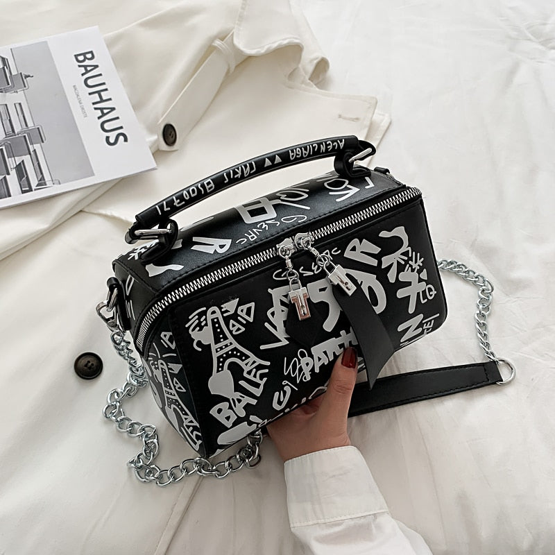 Lucy Handbag | Uniek design in de kleur Zwart voor dames in stijl geschikt voor alle seizoenen.