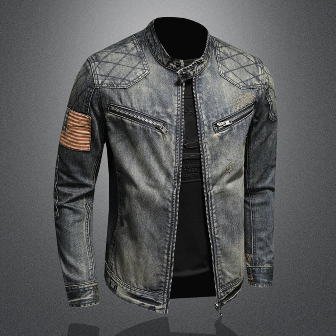 Stoere en veelzijdige spijkerjas voor heren. Tijdloos design, hoogwaardige denim en comfortabele pasvorm voor optimale bewegingsvrijheid. Perfect voor diverse outfits en gelegenheden.