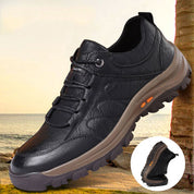 Lyle | Waterdichte sportieve herenschoenen van leer in de kleur Zwart voor heren in Outdoor stijl geschikt voor alle seizoenen.