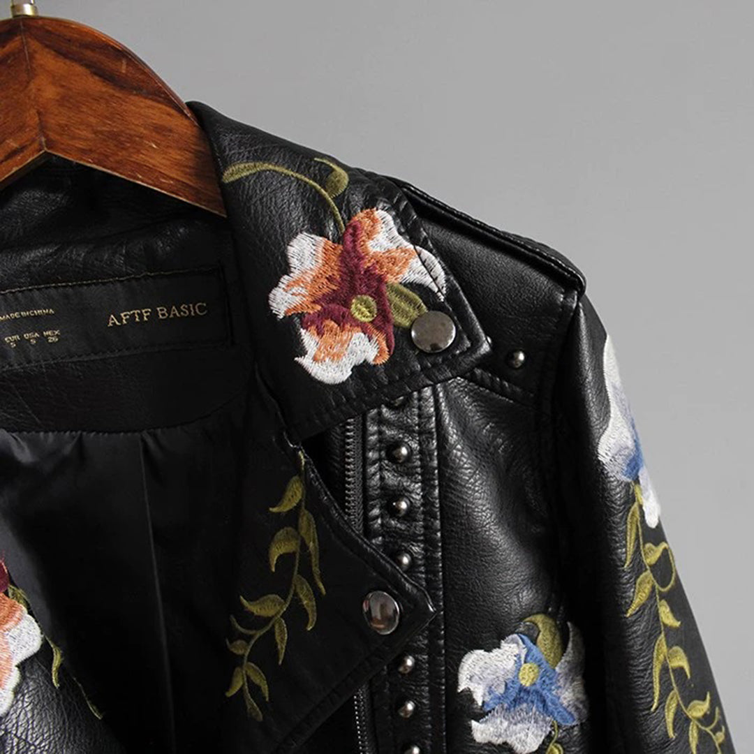 Maartje | Vrouwenjack met bloemen in de kleur Beige voor dames in stijl geschikt voor alle seizoenen.