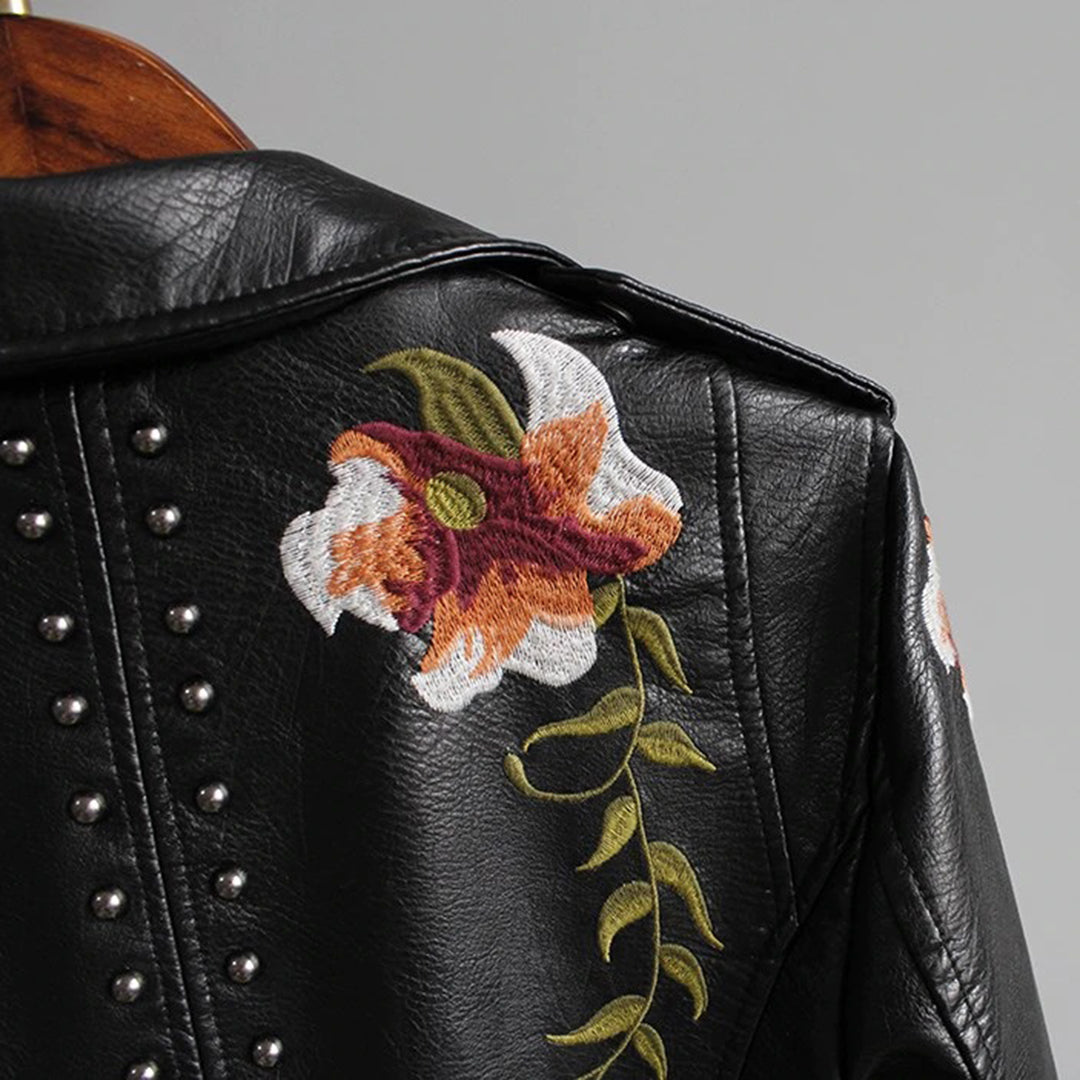 Maartje | Vrouwenjack met bloemen in de kleur Beige voor dames in stijl geschikt voor alle seizoenen.