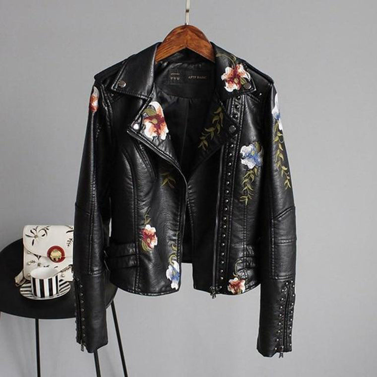 Maartje | Vrouwenjack met bloemen in de kleur Zwart voor dames in stijl geschikt voor alle seizoenen.