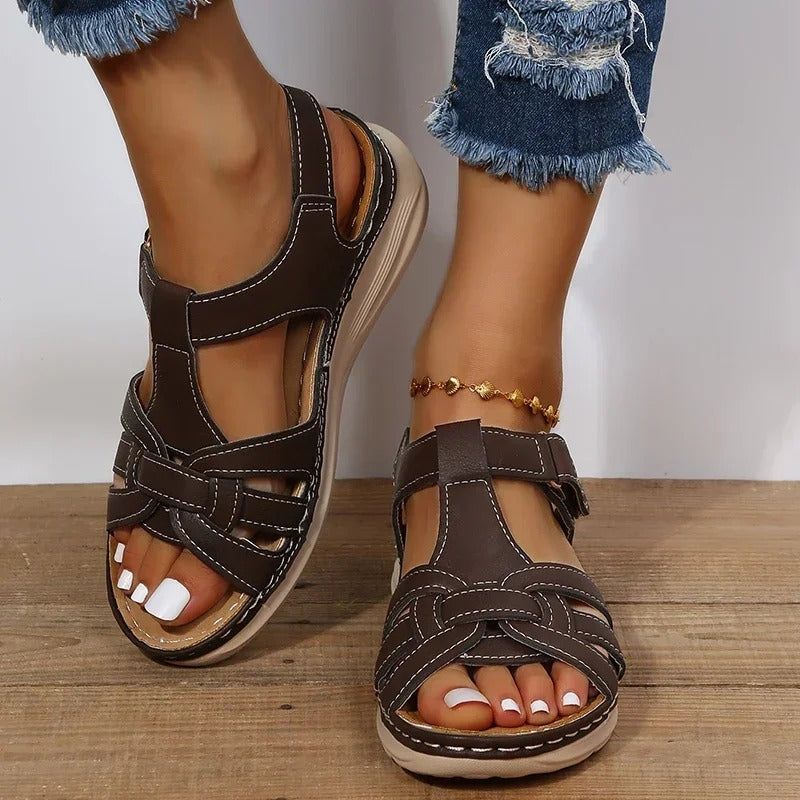 Leren sandalen - de perfecte mix van mode en ondersteuning voor jouw voeten. Ontworpen voor dagelijks gebruik, bieden deze sandalen hoogwaardig leer voor duurzaamheid, een modieus en elegant ontwerp, en optimale ondersteuning voor comfort.